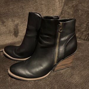 Korks Black Ankle Boots with Brown Heel
